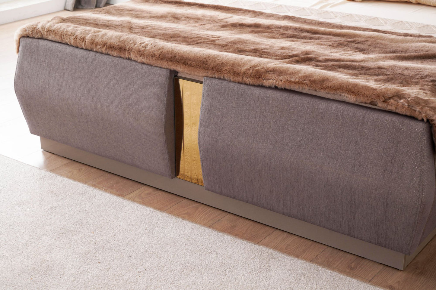 Graywood Renaissance Queen Bed with Lavish Tufted Upholstery