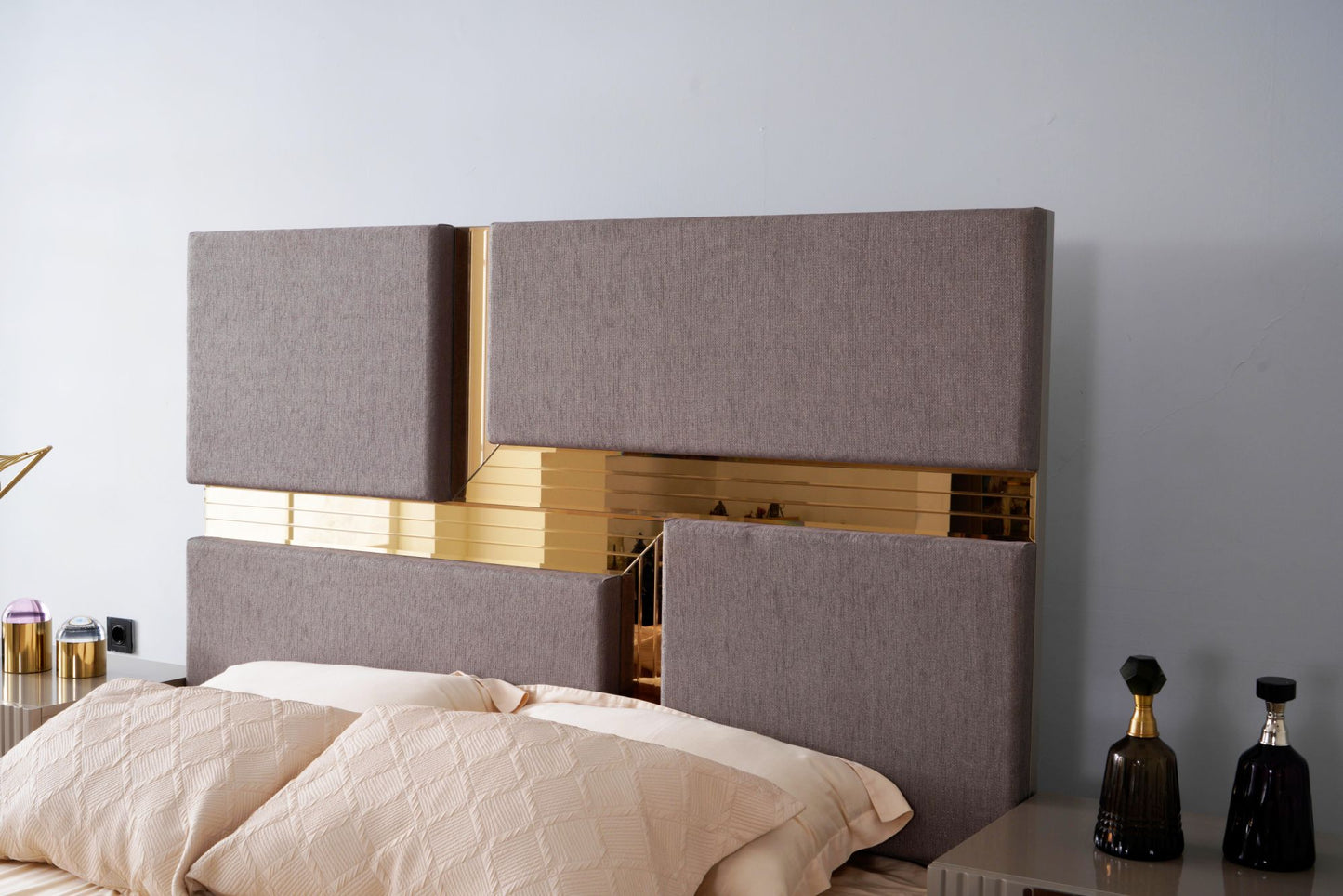 Graywood Renaissance Queen Bed with Lavish Tufted Upholstery