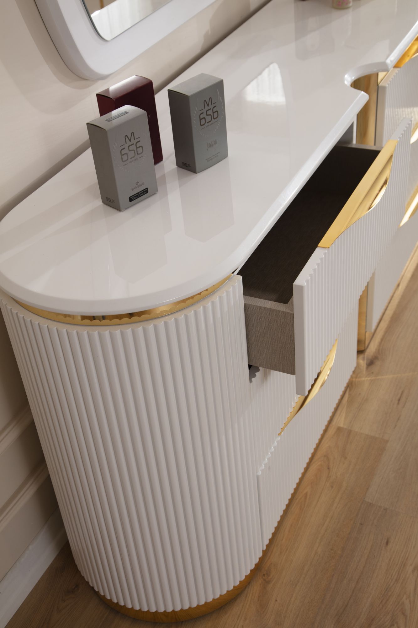 Laura Gold Detailed 6-Drawer Dresser made with Wood in White